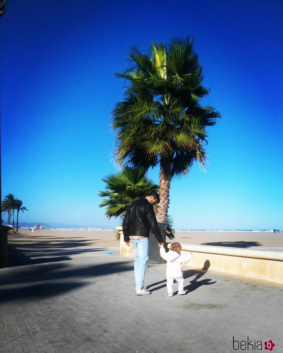 Valeria da sus primeros pasos junto a su padre Jonathan