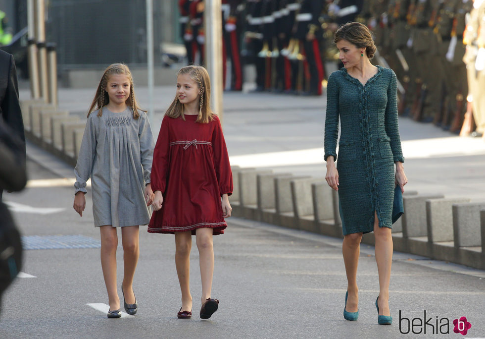 La Reina Letizia mira a la Princesa Leonor y la Infanta Sofía en la Apertura de la XII Legislatura