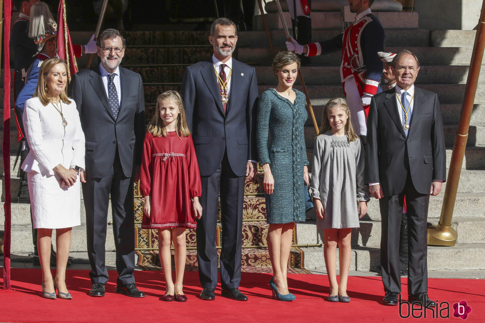 Los Reyes Felipe y Letizia con sus hijas, Mariano Rajoy, Ana Pastor y Pío García Escudero en la Apertura de la XII Legislatura