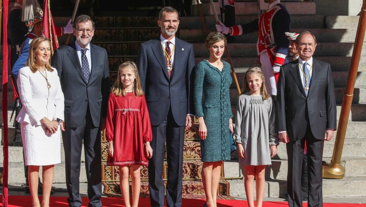 Los Reyes Felipe y Letizia con sus hijas, Mariano Rajoy, Ana Pastor y Pío García Escudero en la Apertura de la XII Legislatura