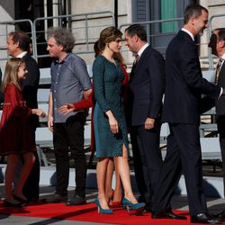 Los Reyes Felipe y Letizia con sus hijas Leonor y Sofía saludan a los políticos en la Apertura de la XII Legislatura