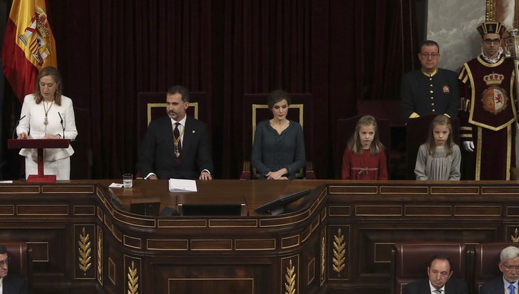 Ana Pastor ofrece un discurso ante los Reyes Felipe y Letizia y sus hijas en la Apertura de la XII Legislatura