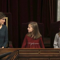 La Reina Letizia con la Princesa Leonor y la Infanta Sofía en la Apertura de la XII Legislatura