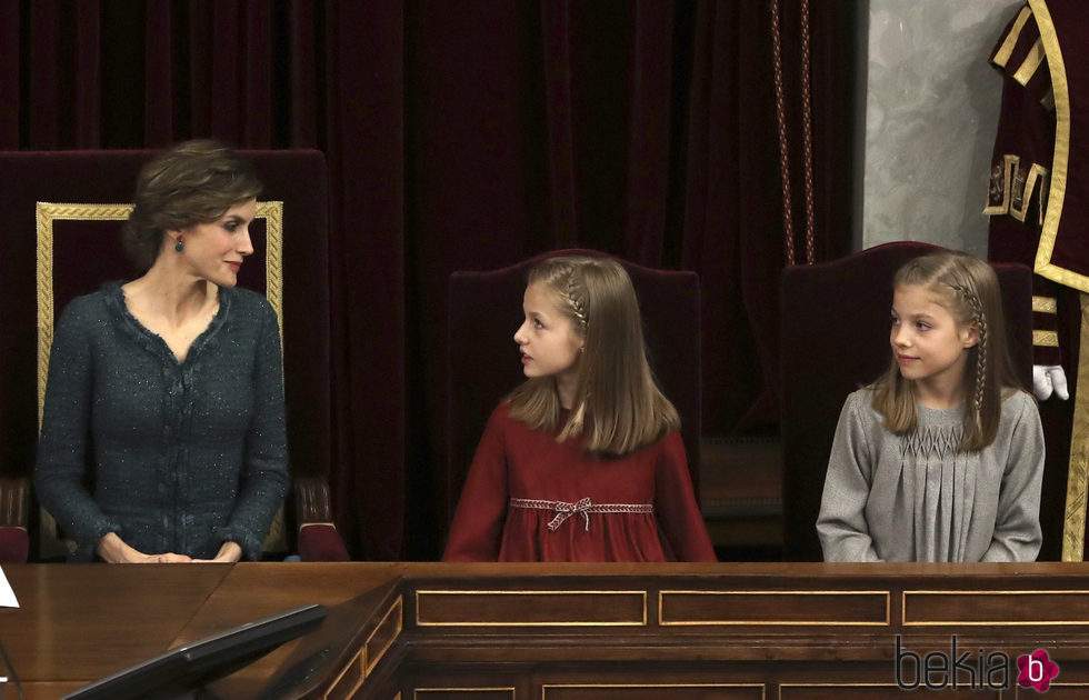 La Reina Letizia con la Princesa Leonor y la Infanta Sofía en la Apertura de la XII Legislatura