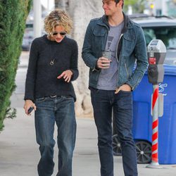 Meg Ryan paseando con su hijo Jack