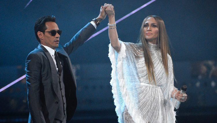 Marc Anthony y Jennifer Lopez tras cantar 'Olvídame y pega la vuelta' en los Grammy Latinos 2016