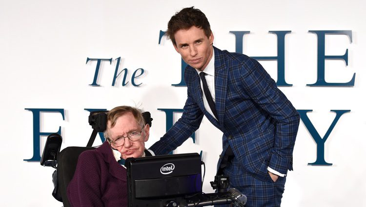 Eddie Redmayne y Stephen Hawking en el rodaje de 'La teoría del todo'