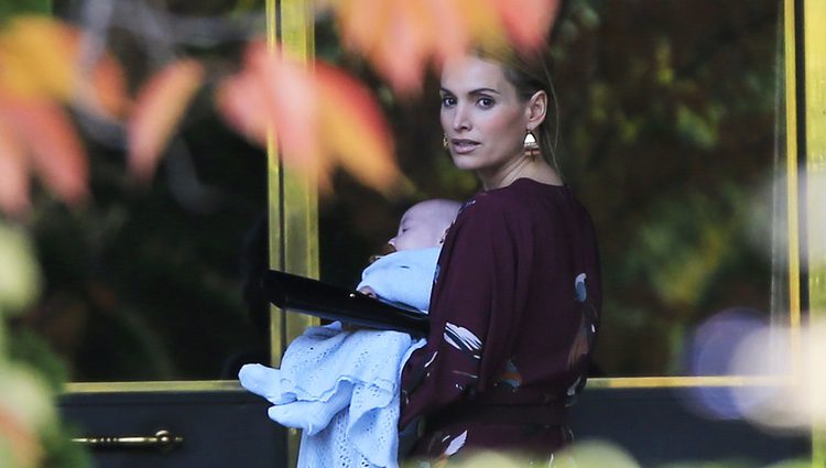 Andrea Pascual con su bebé en brazos en el bautizo de Nicolás Gómez-Acebo