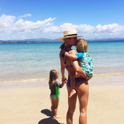 Elsa Pataky junto a sus mellizos Tristán y Sasha en una playa de Australia