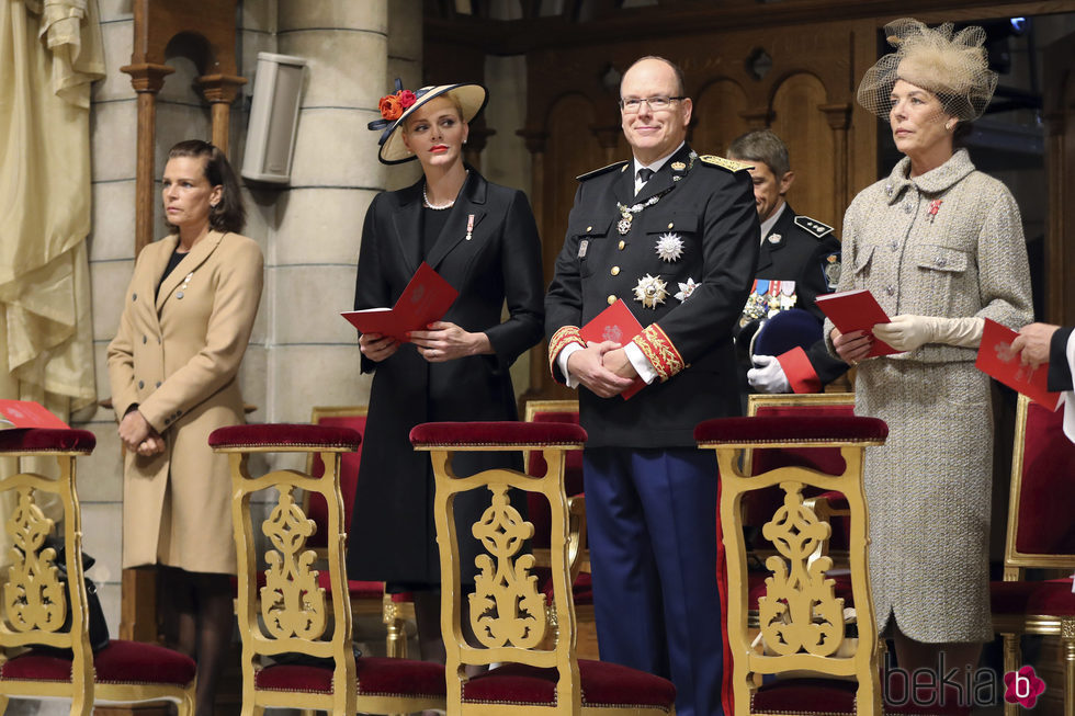 Alberto y Charlene de Mónaco con las Princesas Carolina y Estefanía en Día Nacional de Mónaco 2016