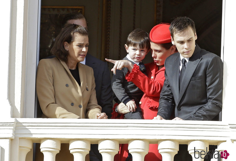 Carlota Casiraghi con su hijo Raphaël y junto a Estefanía de Mónaco y Louis Ducruet en el Día Nacional de Mónaco 2016