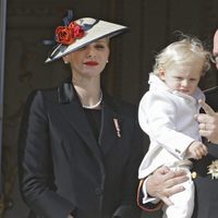 Alberto y Charlene de Mónaco con su hijo Jacques en el Día Nacional de Mónaco 2016