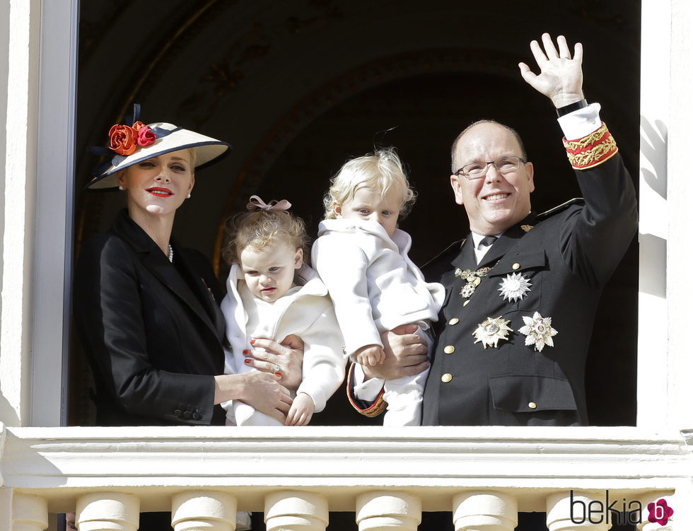 Alberto y Charlene de Mónaco con sus hijos Jacques y Gabriella en el Día Nacional de Mónaco 2016