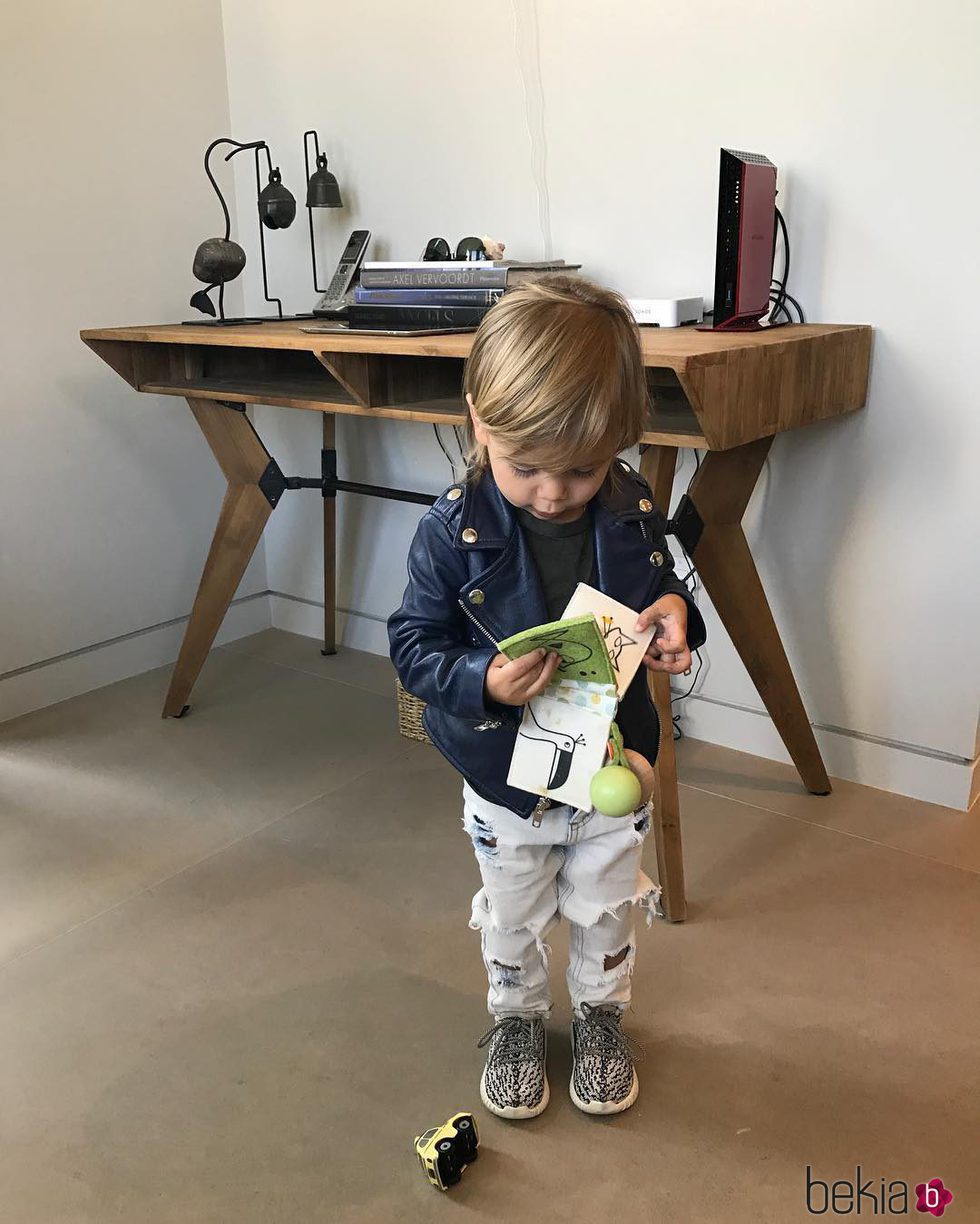 Reign, hijo de Kourtney Kardashian con un libro