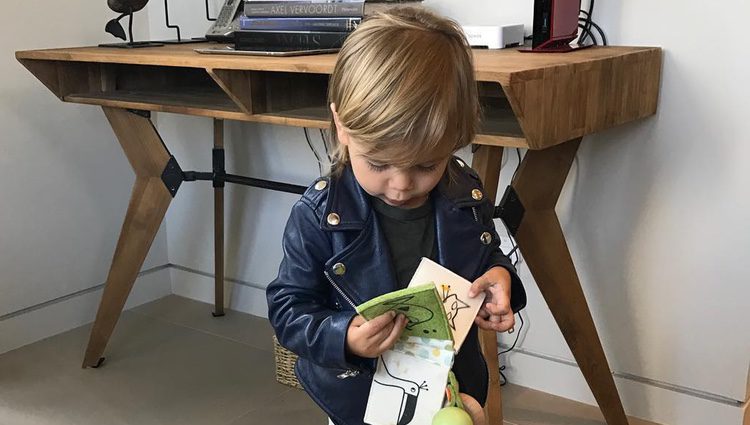 Reign, hijo de Kourtney Kardashian con un libro