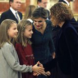 La Reina Letizia habla con la Princesa Leonor mientras la Infanta Sofía saluda a Meritxell Batet en la Apertura de la XII Legislatura