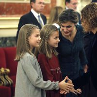 La Reina Letizia habla con la Princesa Leonor mientras la Infanta Sofía saluda a Meritxell Batet en la Apertura de la XII Legislatura