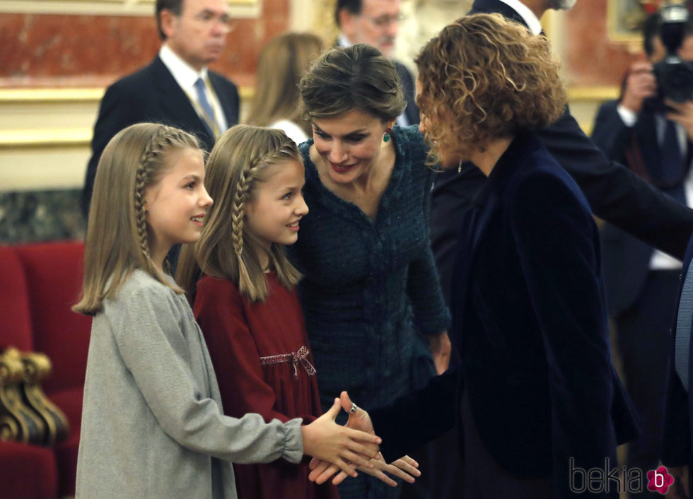 La Reina Letizia habla con la Princesa Leonor mientras la Infanta Sofía saluda a Meritxell Batet en la Apertura de la XII Legislatura