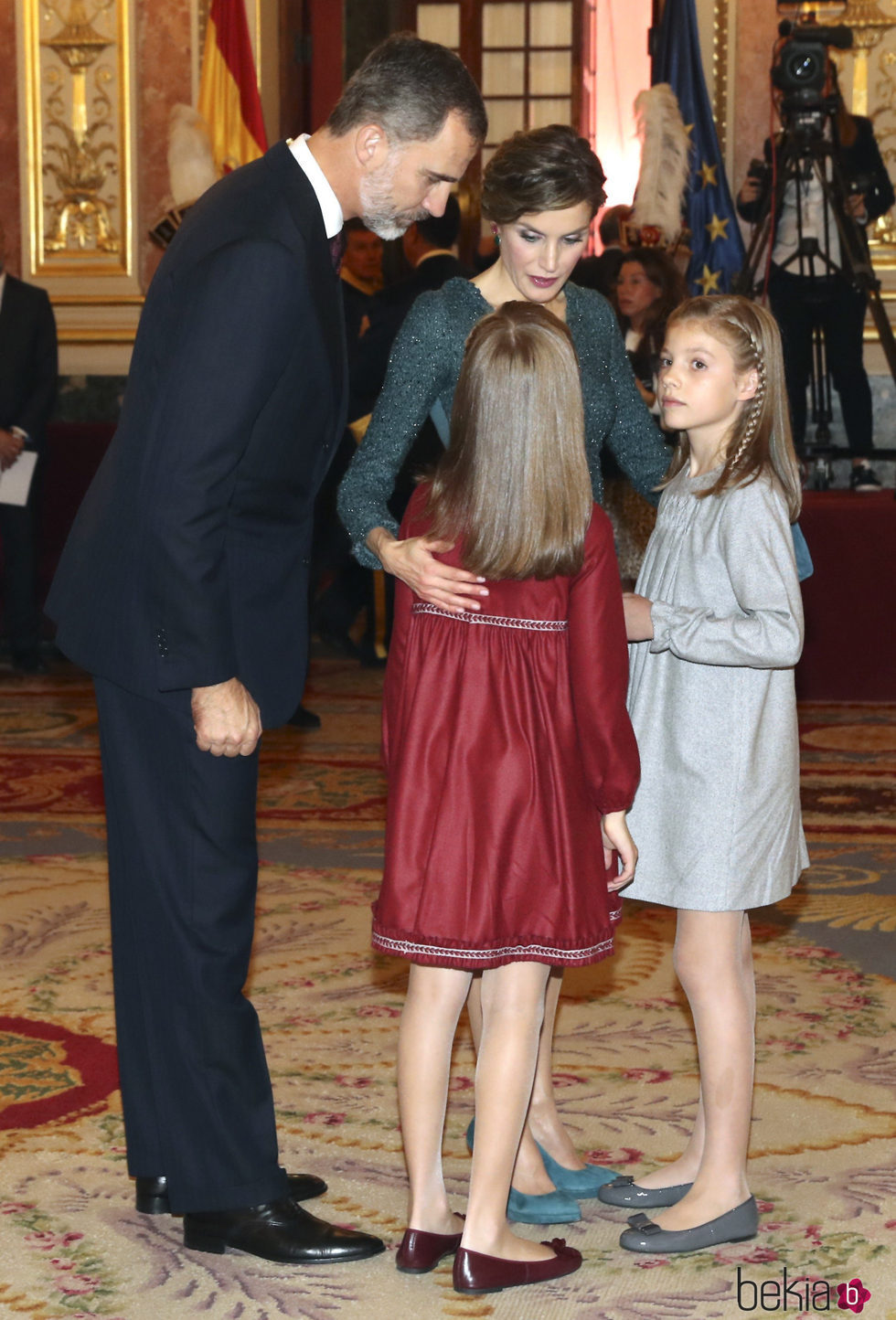 Los Reyes Felipe y Letizia hablan con la Princesa Leonor y la Infanta Sofía en la Apertura de la XII Legislatura