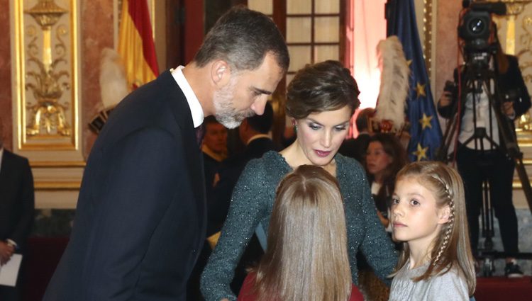 Los Reyes Felipe y Letizia hablan con la Princesa Leonor y la Infanta Sofía en la Apertura de la XII Legislatura