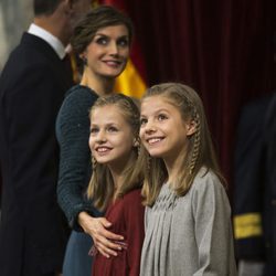 La Reina Letizia, la Princesa Leonor y la Infanta Sofía, muy sonrientes en la Apertura de la XII Legislatura