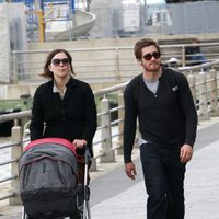 Maggie y Jake Gyllenhaal paseando juntos