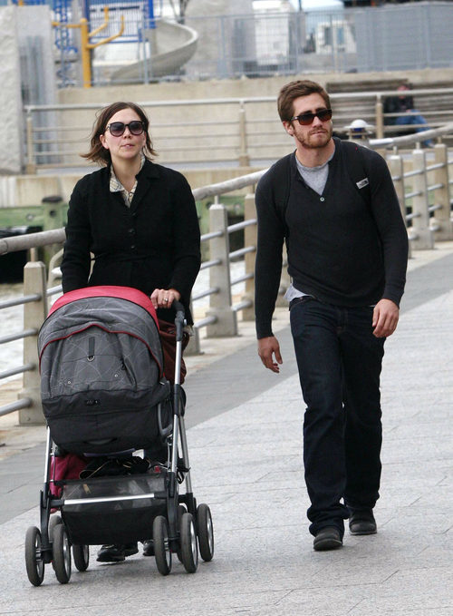 Maggie y Jake Gyllenhaal paseando juntos