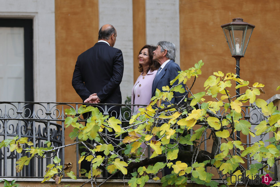 Ana Rosa Quintana y Juan Muñoz en el bautizo de Ginevra Ena