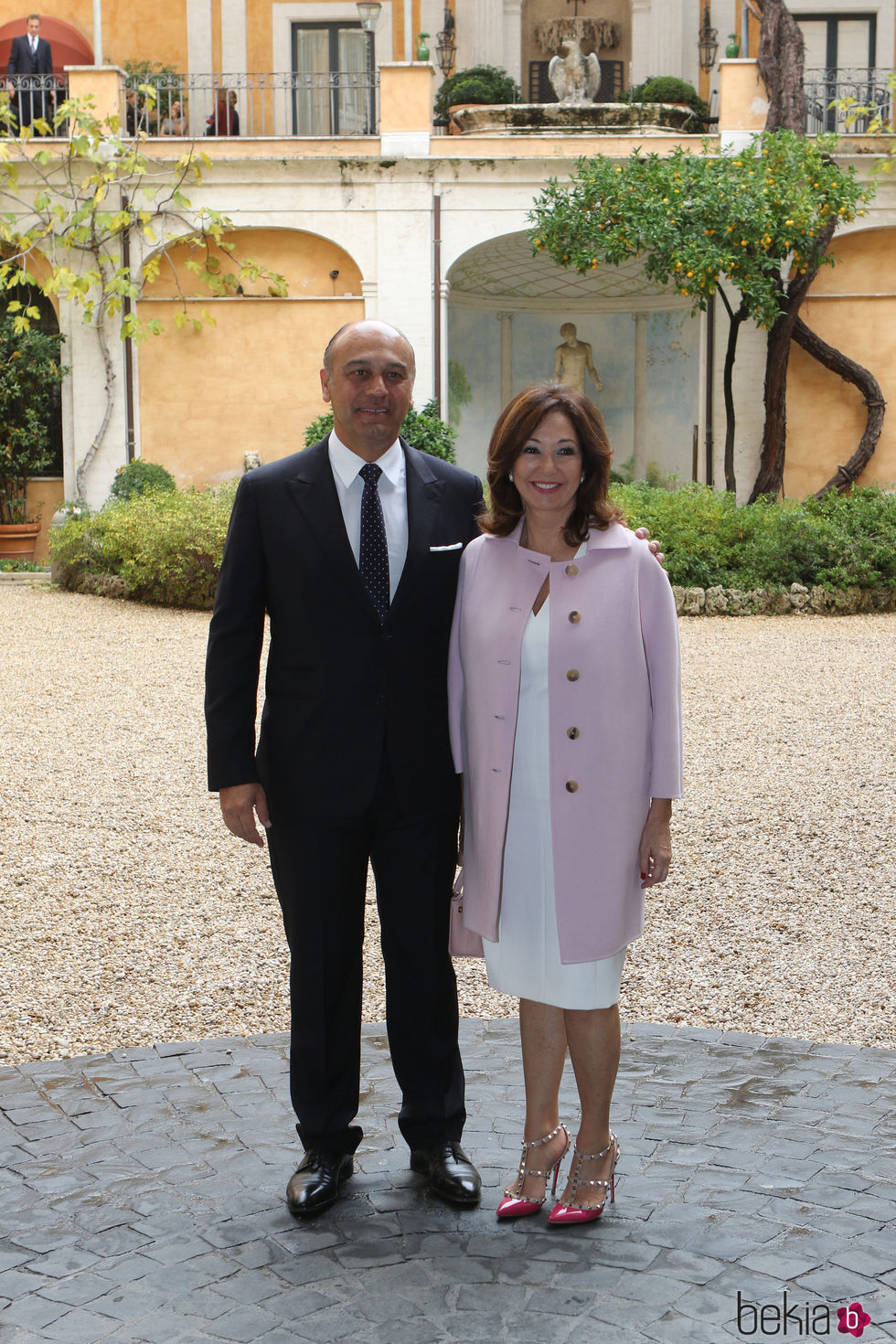 Ana Rosa Quintana y Juan Muñoz posando en el bautizo de Ginevra Ena