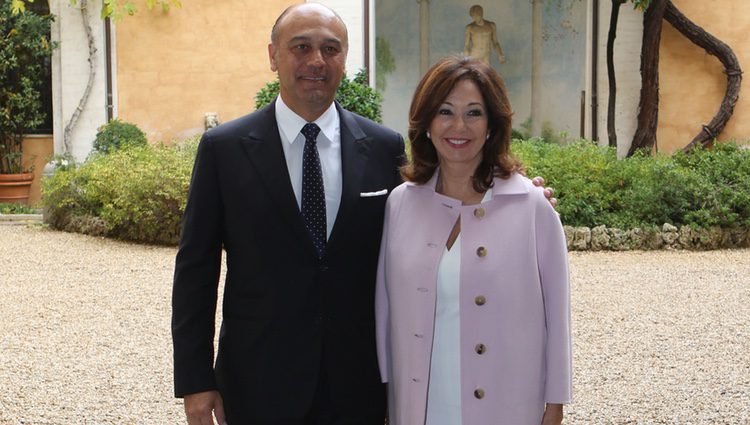 Ana Rosa Quintana y Juan Muñoz posando en el bautizo de Ginevra Ena