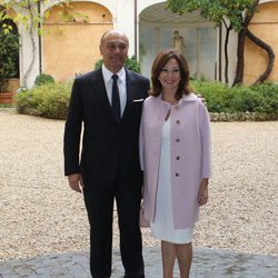 Ana Rosa Quintana y Juan Muñoz posando en el bautizo de Ginevra Ena