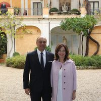 Ana Rosa Quintana y Juan Muñoz posando en el bautizo de Ginevra Ena