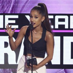 Ariana Grande en la gala de los American Music Awards 2016