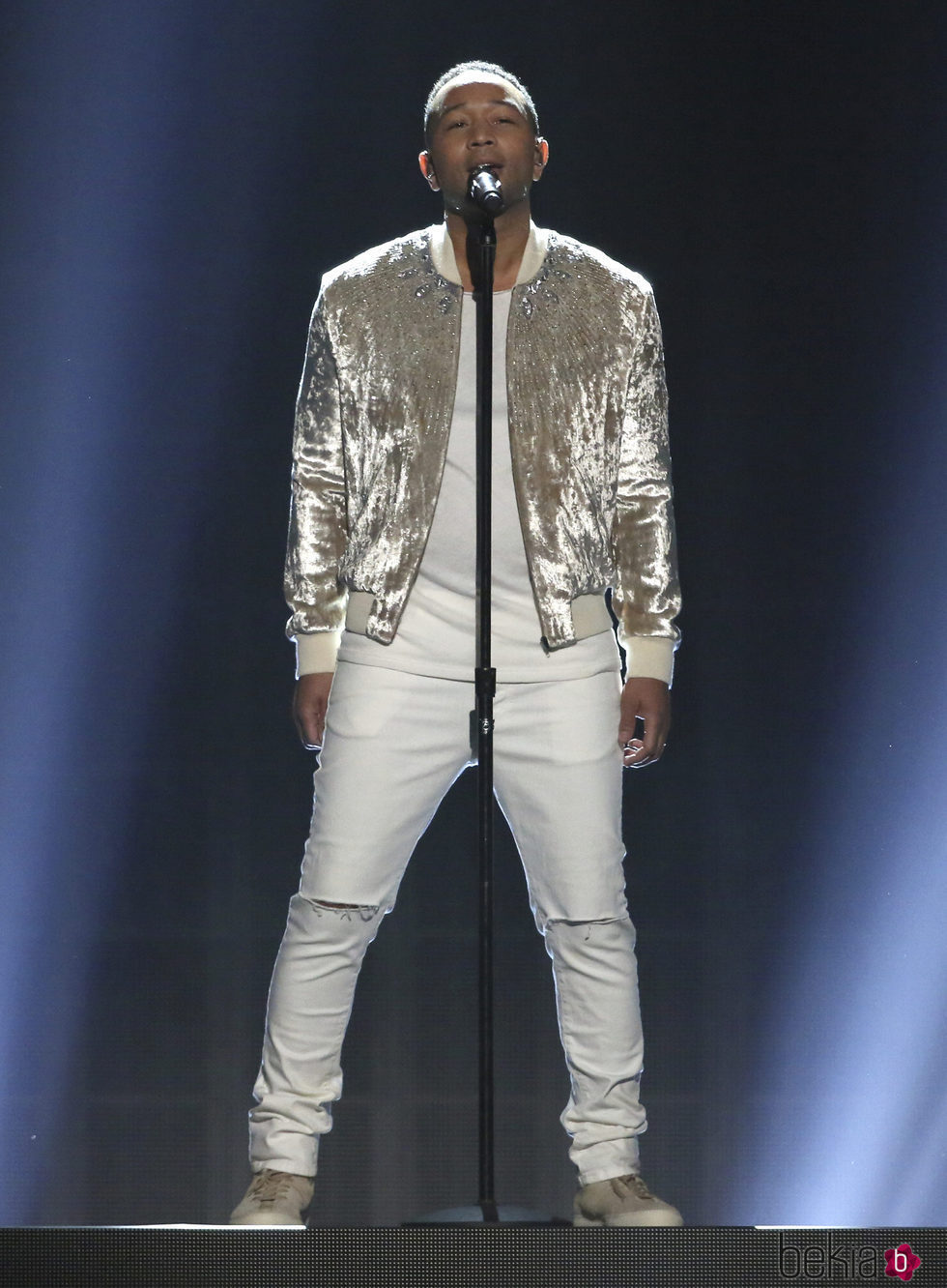 John Legend actuando en los American Music Awards 2016