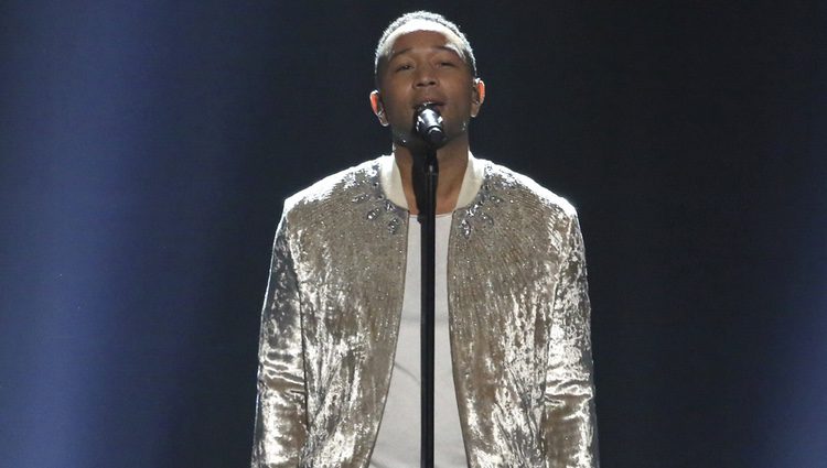 John Legend actuando en los American Music Awards 2016