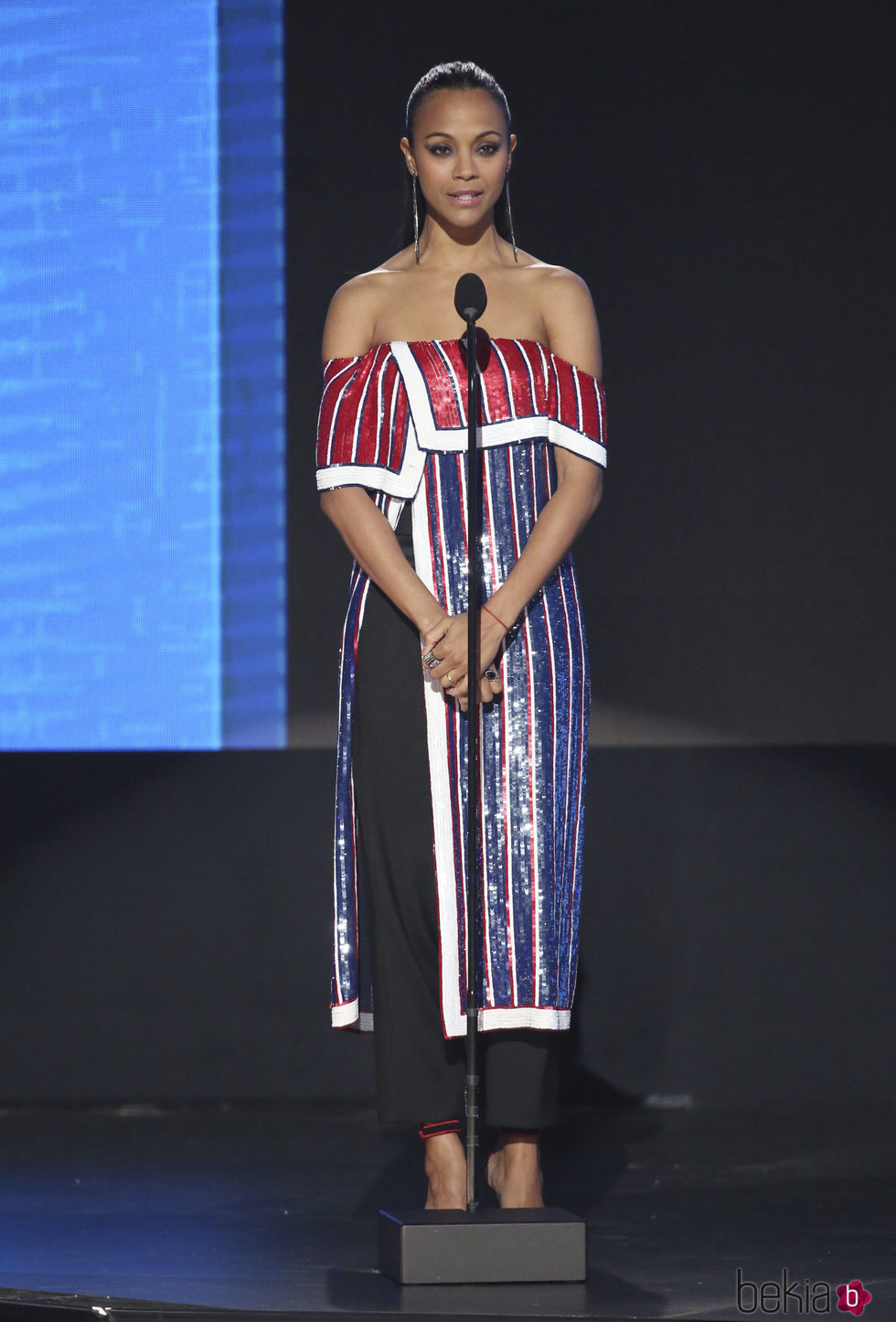 Zoe Saldana en la gala de los American Music Awards 2016