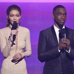 Gigi Hadid y Jay Pharoah en la gala de los American Music Awards 2016