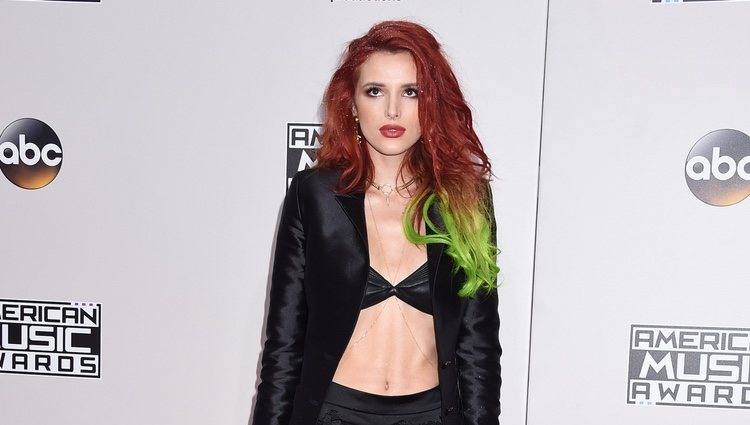 Bella Thorne en los American Music Awards 2016