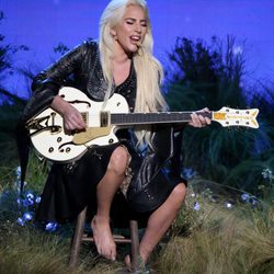 Lady Gaga actuando en los American Music Awards 2016