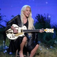 Lady Gaga actuando en los American Music Awards 2016