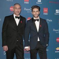 Pelayo Díaz y Sebastián Ferraro, cogidos de la mano en la Gala Sida 2016