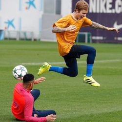 Justin Bieber se divierte en los entrenamientos del FC Barcelona con Neymar