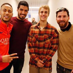 Neymar, Luis Suárez y Messi acompañados de Justin Bieber