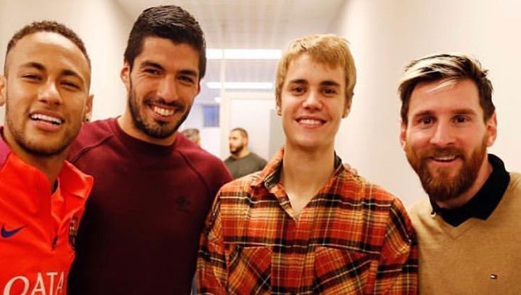 Neymar, Luis Suárez y Messi acompañados de Justin Bieber