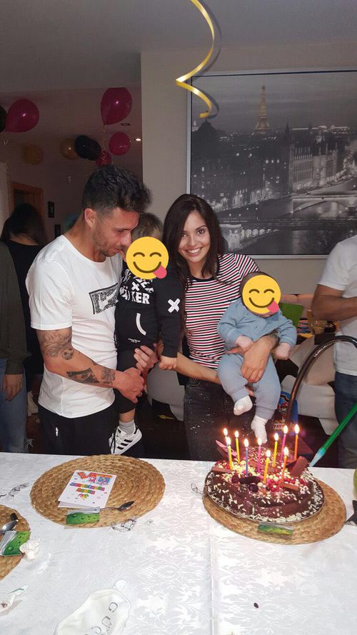 María Hernández celebrando su cumpleaños con Rubén Castro y sus hijos