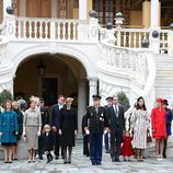 Carolina de Mónaco con sus hijos, sus nueras y nietos, Alberto y Charlene de Mónaco, Estefanía de Mónaco y Louis Ducruet