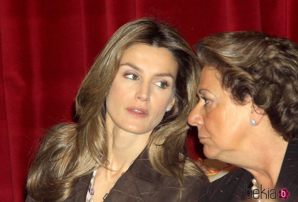 La Reina Letizia hablando con Rita Barberá