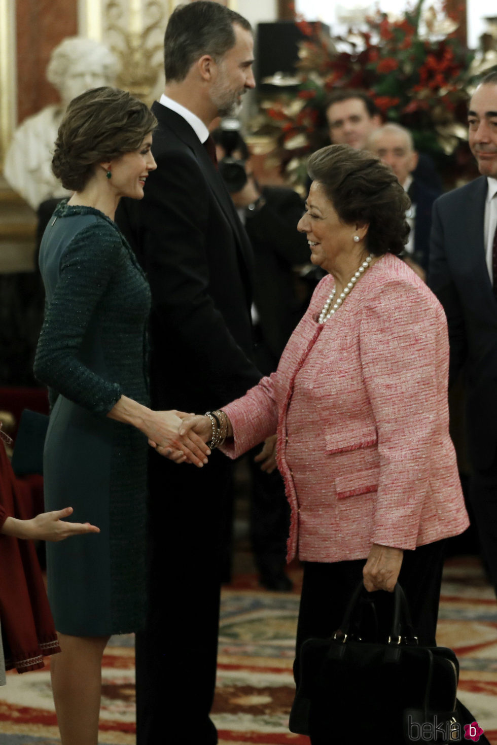 La Reina Letizia saluda a Rita Barberá en la Apertura de la XII Legislatura