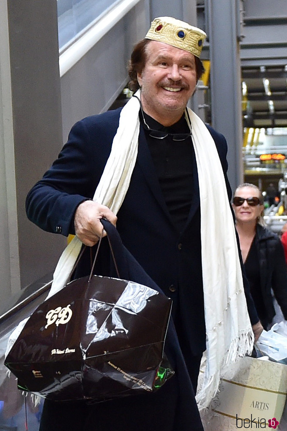 Bigote Arrocet en el aeropuerto de Madrid con su hermana Berta