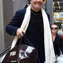 Bigote Arrocet en el aeropuerto de Madrid con su hermana Berta